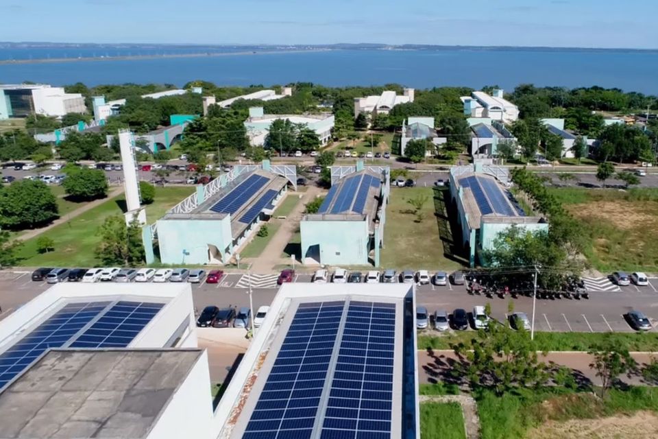 Foto mostra placas solares instaladas sobre os telhados dos prédios do Câmpus de Palmas