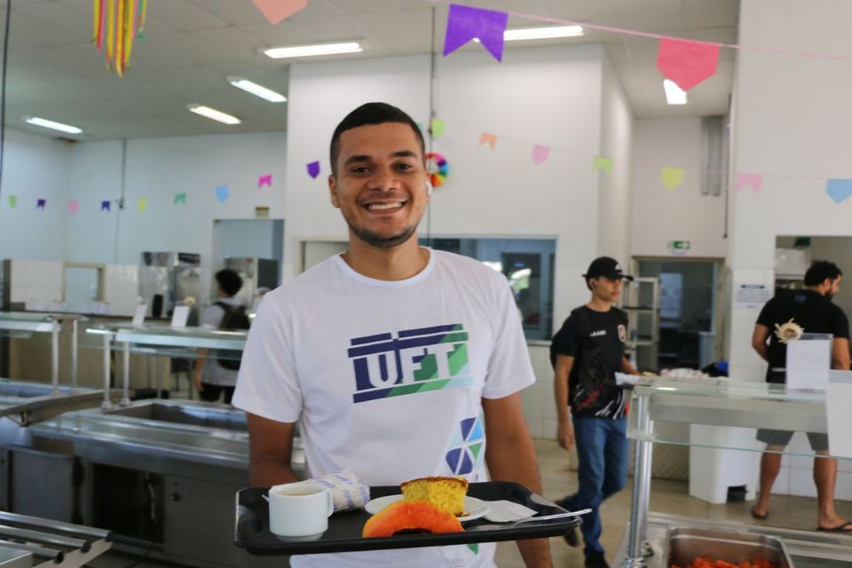 Mês junino é celebrado com comidas típicas, música e decoração no Restaurante Universitário do Câmpus de Palmas