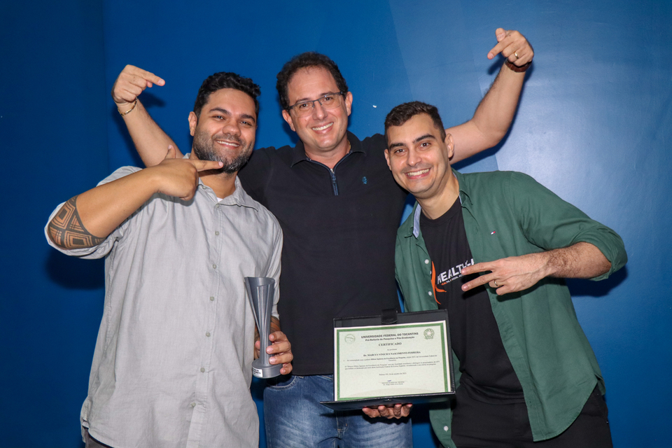 Marciel, Kliver e Marcus Vinicius comemorando juntos (Foto: Daniel dos Santos)