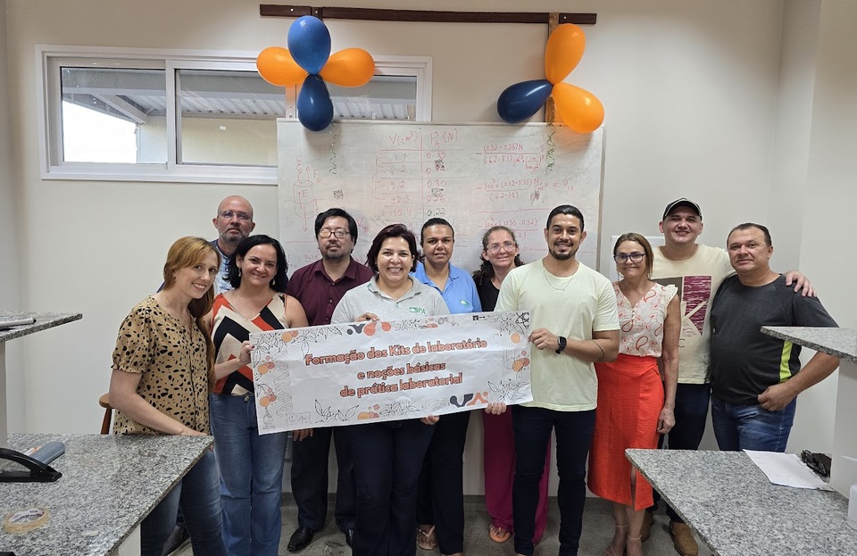 Grupo de professores no laboratório