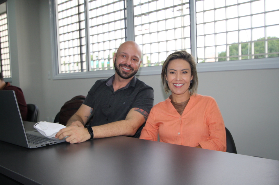 Professor Luiz da Silveira Neto e a vice-diretora do Câmpus de Gurupi, Priscila Bezerra de Souza, no Consuni. Os conselheiros retiraram as máscaras, obrigatórias durante a reunião, apenas no momento da foto (Foto: Bianca Zanella/Sucom)