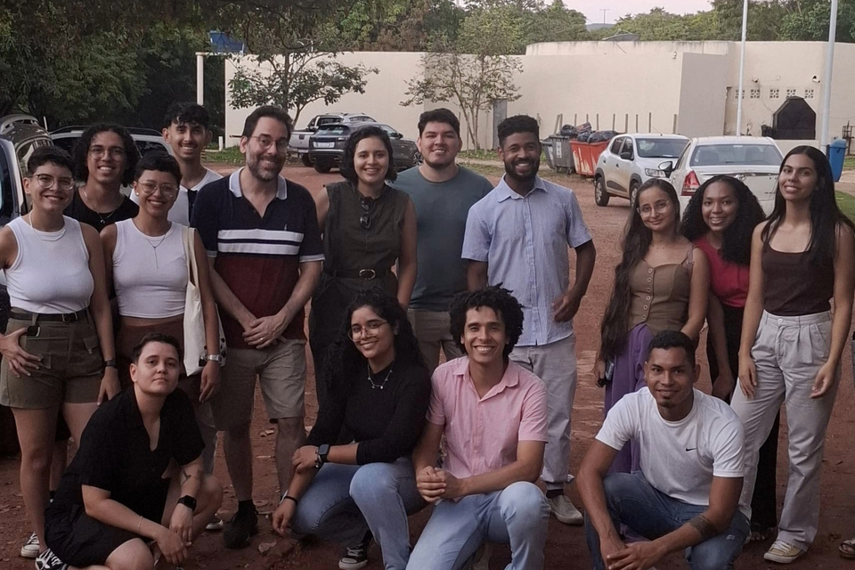 grupo de pessoas diversas posando reunidas para foto