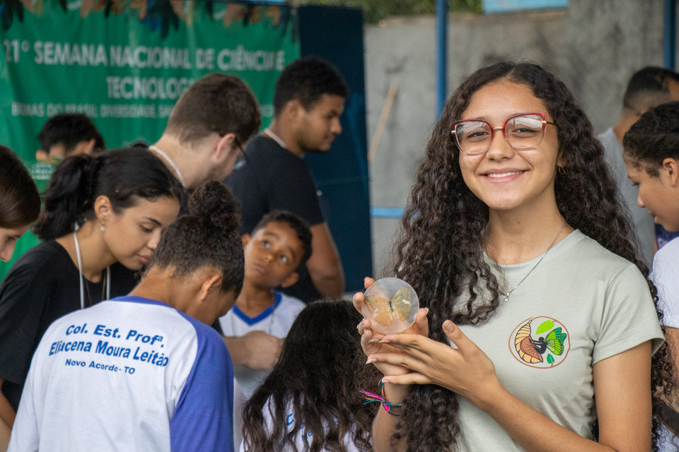 estudante segura uma borboleta