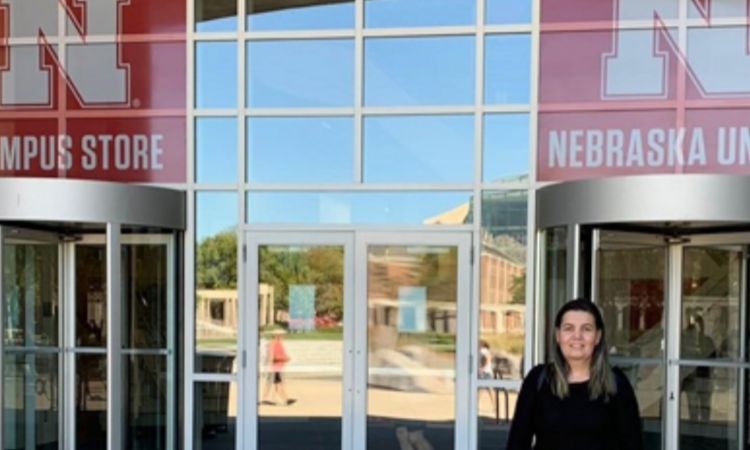 A acadêmica da UFT/PPG-PV, Poliana Silvestre Pereira, durante doutoramento sanduíche junto ao Departamento de Entomologia do Instituto de Agricultura e Recursos Naturais da University of Nebraska - Lincoln (Estados Unidos).