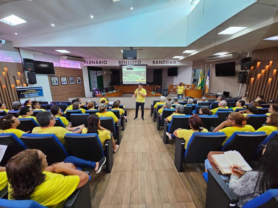 homem dando palestra, predominância de cores amarelas