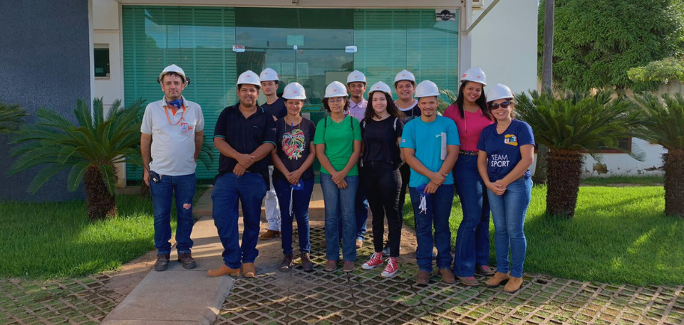 Alunos posam para foto em frente ao prédio da empresa arroz bom