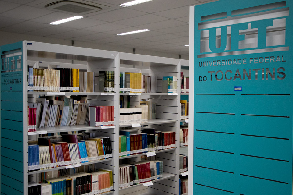 Biblioteca universitária com vários livros em estantes 