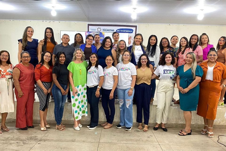 foto de um grupo de pessoas, em pé, olhando para a câmera