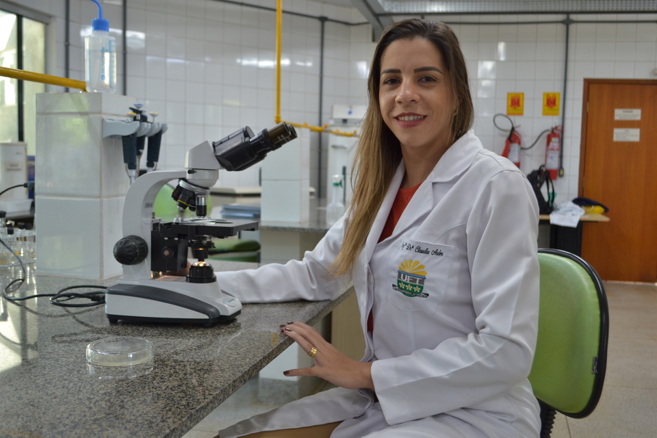 Cláudia foi discente em Engenharia de Alimentos na UFT e hoje dá aulas no mesmo curso (Foto: Virginia Magrin/Acervo Sucom)