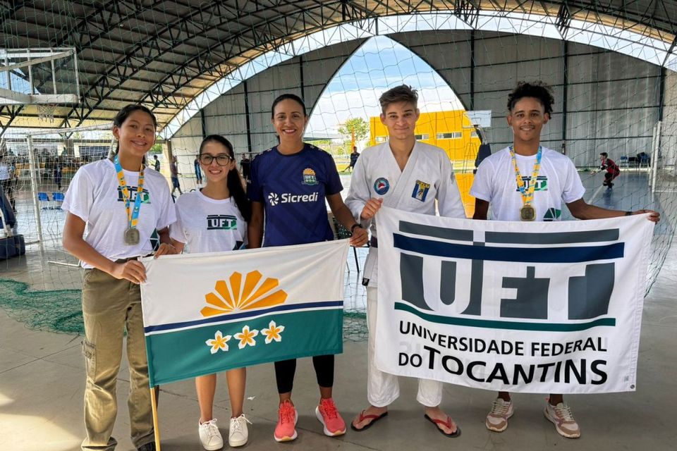 Pessoas segurando a logo e o brasão da Universidade Federal do Tocantins 