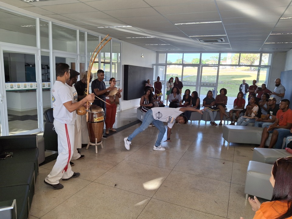 Apresentação de capoeira aos novos alunos