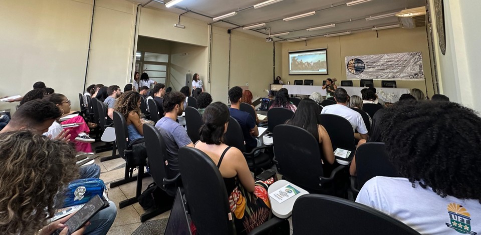 Auditório cheio de alunos assistindo a uma palestra