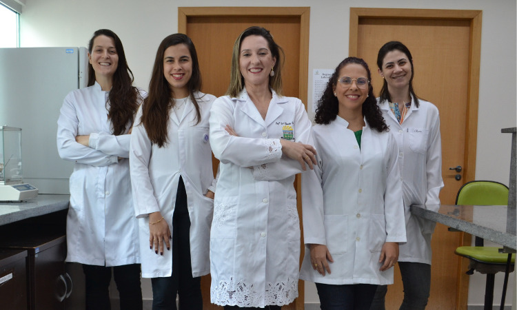Mariana Borges (doutoranda Ciamb), Jessyka Santos (doutoranda Ciamb), Elisandra Scapin (doutora em Química), Rachel Fernandes (doutoranda Bionorte e Química do laboratório) e Aline Maciel (doutoranda Bionorte). Foto: Virgínia Magrin