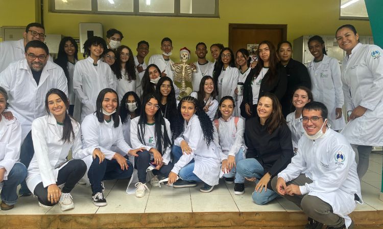 Estudantes do IFTO de Paraíso visitam laboratórios dos cursos de saúde da UFT (Foto: Gabriela Ortega Coelho Thomazi)