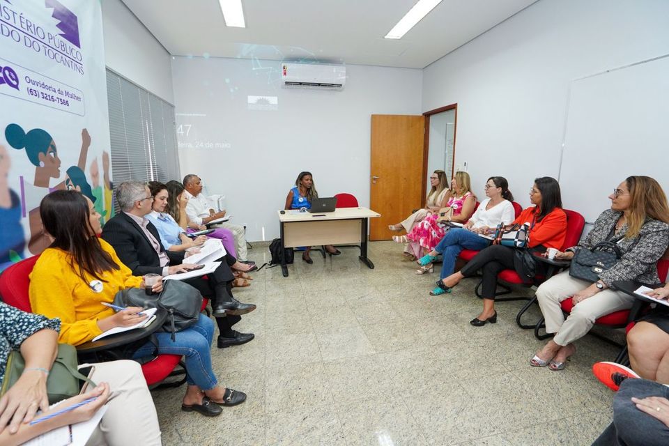 Grupo de pessoas sentadas lado a lado na reunião da Rede Interinstitucional