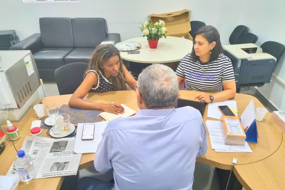 Maria Santana Milhomem com a diretora do Trabalho, Alessandra Camargo (à direita) e o superintendente do Trabalho e Emprego, José Alberto Guimarães (Foto: Divulgação)