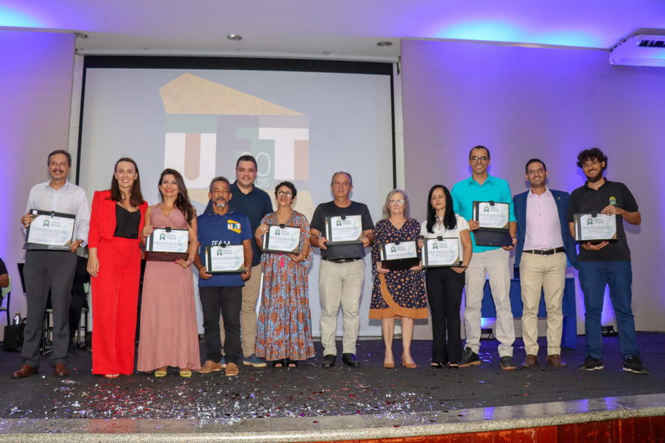 Servidores com mais de 10 anos de serviços prestados são homenageados com certificado (Foto: Daniel dos Santos)