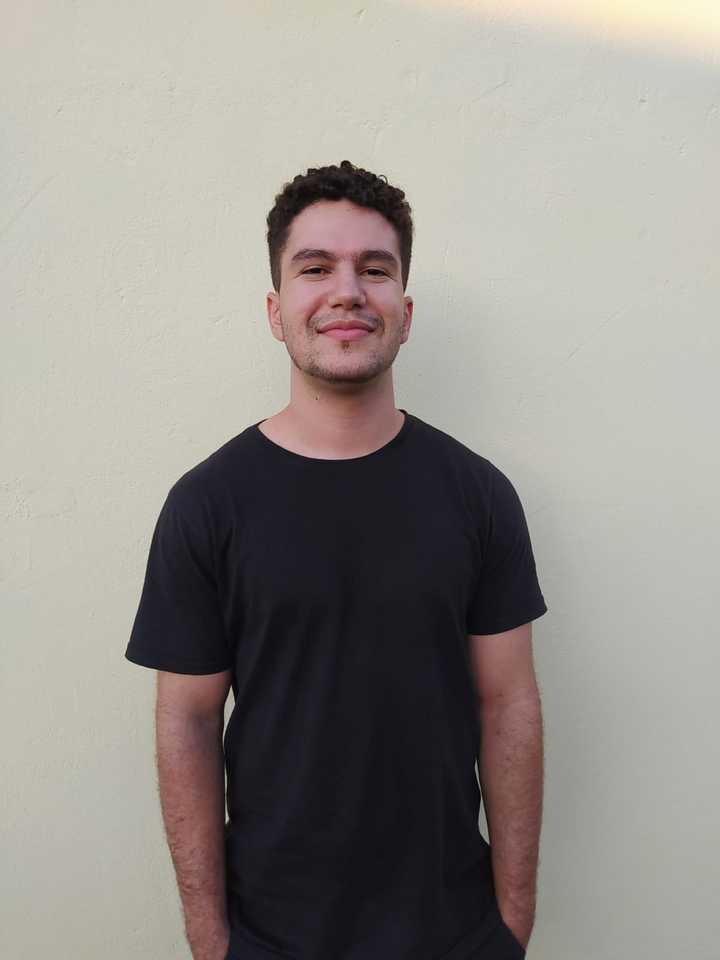 Aluno aprovado no intercâmbio de camiseta preta pousado para a foto