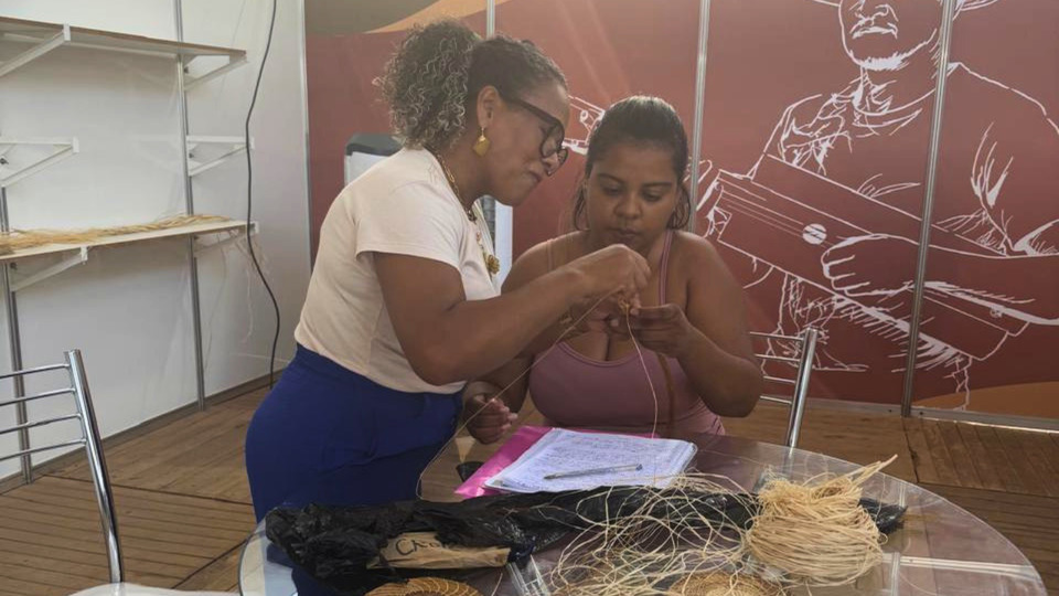 Egressa da UFT desenvolve pesquisa sobre técnicas e aprendizagem do artesanato em capim-dourado