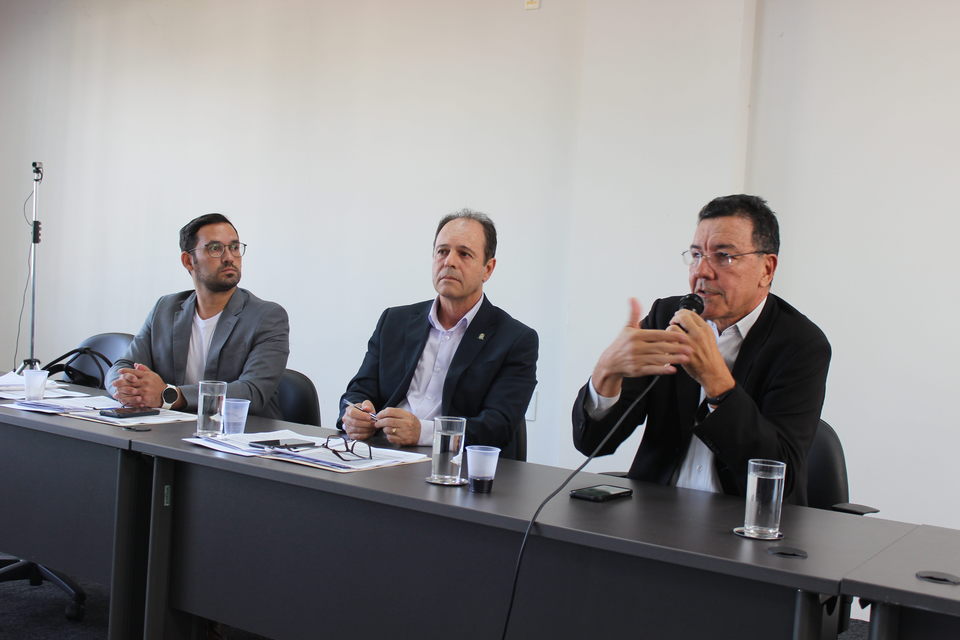 Edward Brasil, da UFG, foi convidado para palestrar na reunião (Foto: Liz Castro, Sucom)