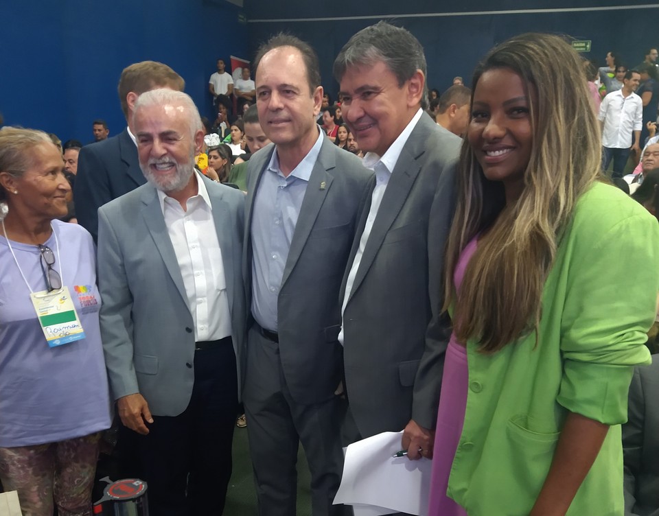 O reitor da UFT, Luís Eduardo Bovolato (no centro) e a pró-reitora de Extensão, Maria Santana Milhomem, com o ministro Wellington Dias e o ex-deputado Paulo Mourão (Foto: Bianca Zanella/Sucom)