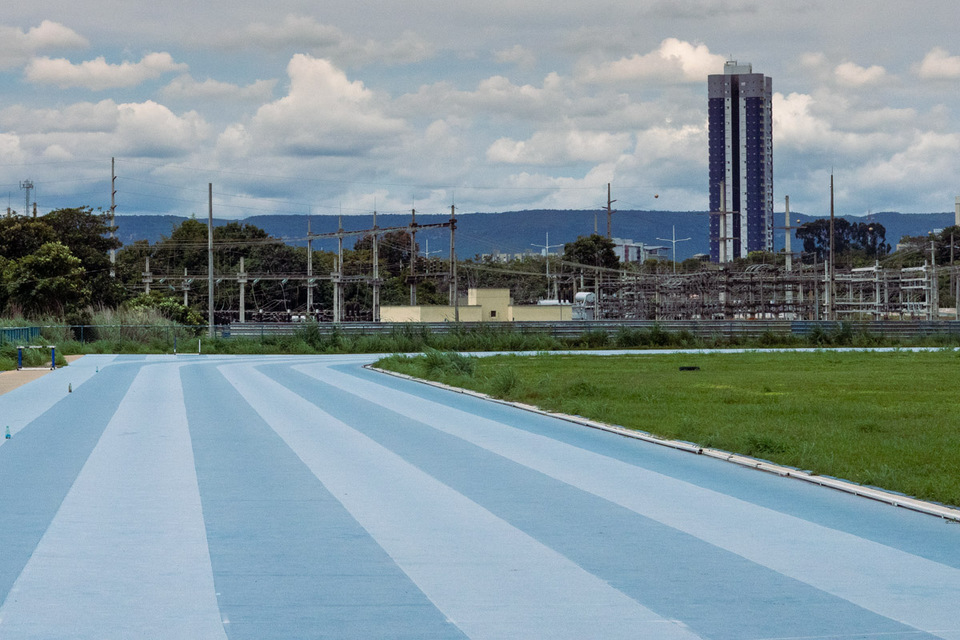 Imagem da pista de atletismo em tons de azul
