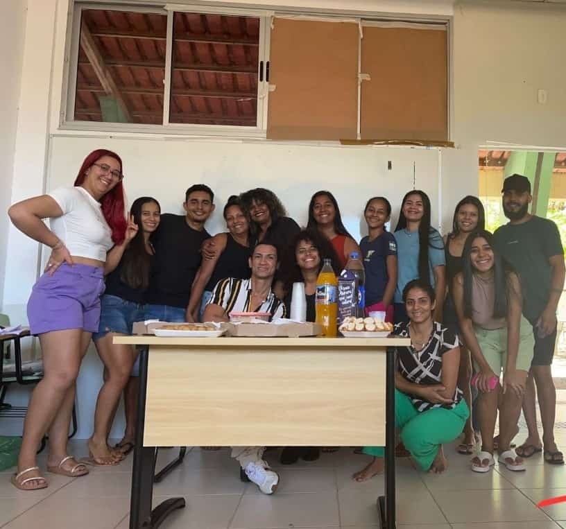 Alunos do Curso de Pedagogia do Câmpus Miracema reunidos ao redor de uma mesa com um lanche disposto sobre a mesma 