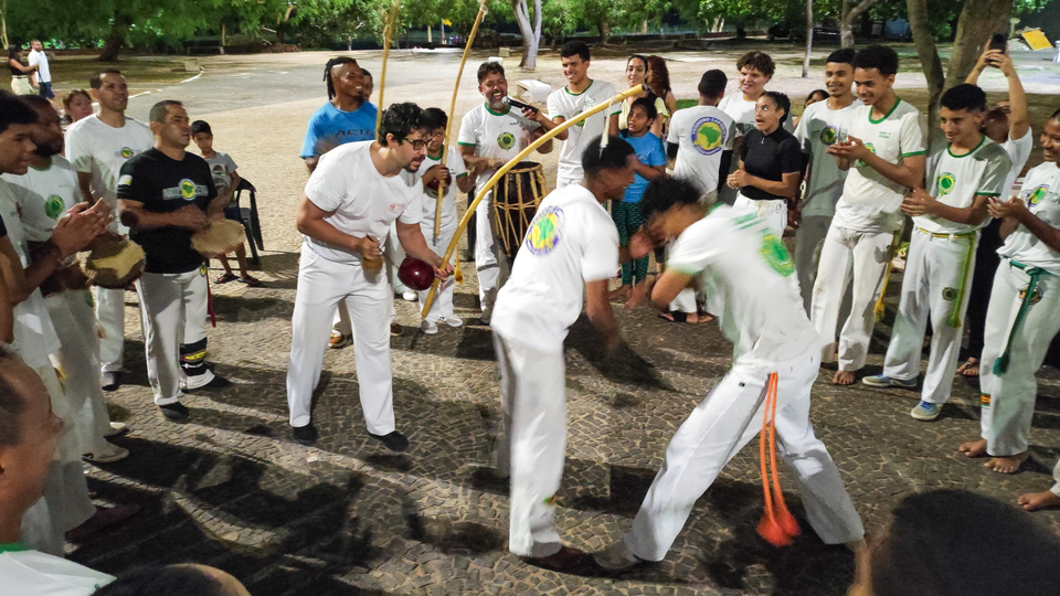 Raphael Vieira (ao centro, com o berimbau) é o autor da dissertação que inspirou a lei sancionada em Palmas (Foto: Samuel Lima/Sucom)