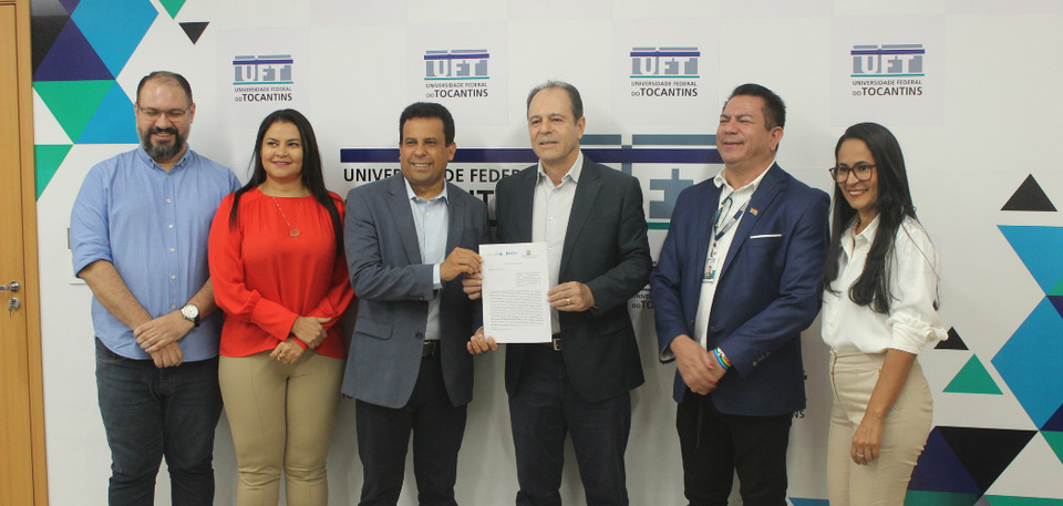 Representantes da UFT e Seduc mostrando a assinatura do acordo entre as instituições