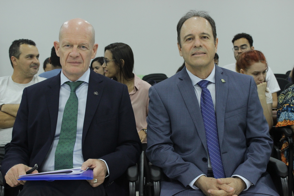 Embaixador Séan Hoy (à esq.) ao lado do reitor da UFT,  Luís Eduardo Bovolato,