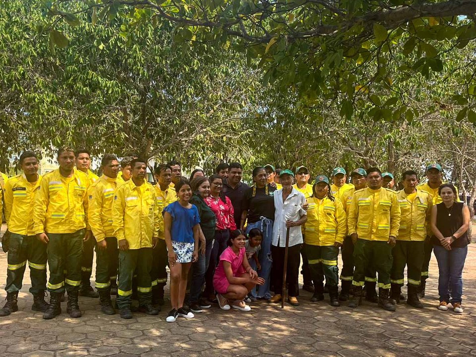 brigadistas estão alinhados junto ä Vanda Xerente, uma mulher indígena