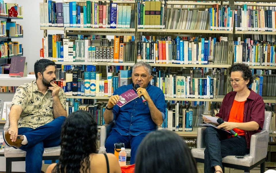 Estudantes do curso de Pedagogia do Câmpus de Miracema  prestigiam lançamento do livro “O Sangue das Pedras”