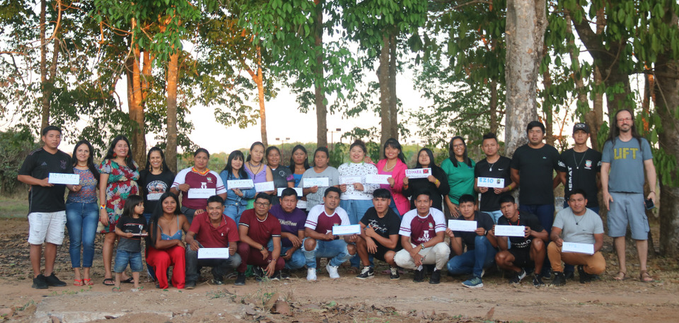Turma do curso de Pedagogia Intercultiras com os professores da FAINDI reunidos para foto