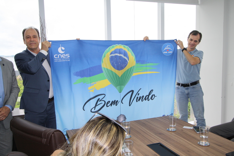 Stéphane Louvel, representante da CNES, entrega bandeira de boas-vindas ao reitor da UFT. (Foto: Virgínia Magrin)