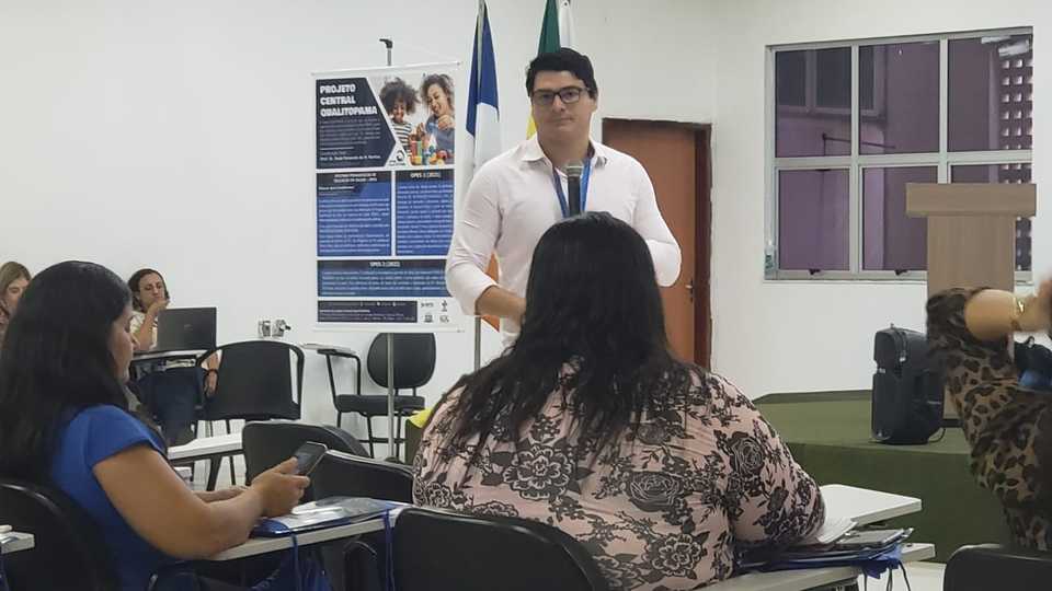 Profº. Dr. Luiz Neto durante a oficina realizada em Araguaína, no dia 16 de maio. 