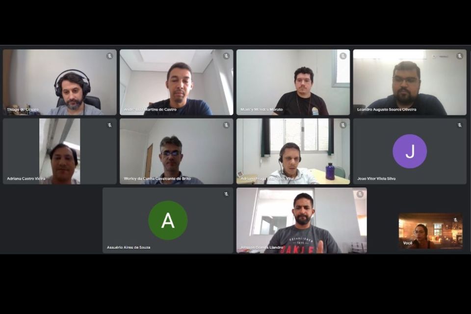 Print de tela de computador, com imagem de uma reunião virtual, onde aparecem pequenos quadros de câmeras dos participantes na reunião