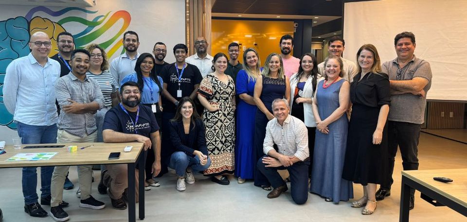 Grupo de pessoas que participaram do curso reunidas para tirar a foto