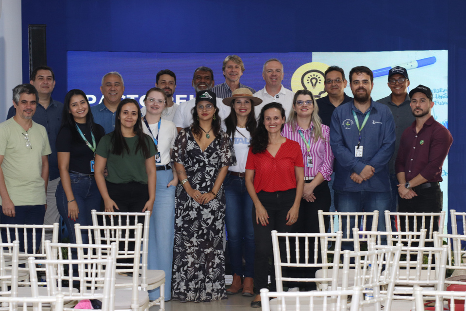 grupo de pessoas reunidas posam para foto