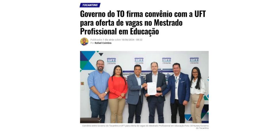 Grupo de pessoas mostrando assinatura de termo