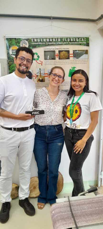 Foto colorida com os alunos premiados e a professora Raquel 