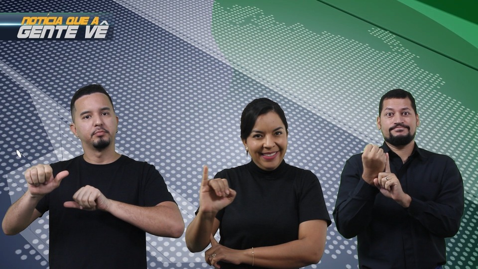 Três intérpretes de libras Guilherme Vaz, Heloísa Cunha e Maxwell Cunha