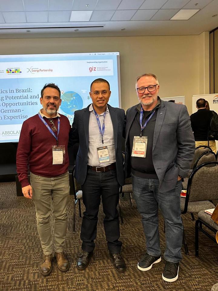 Três homens posando em pé