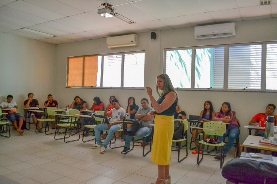 Acadêmicos e estudantes durante roda de conversa com a professora Célia (em pé), do Colégio Batista de Tocantínia (Foto: Divulgação)