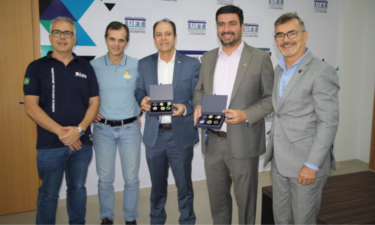 Rodrigo Leonardi, Stéphane Louvel, Luís Eduardo Bovolato, Augusto Rezende e Carlos Augusto Teixeira de Moura estiveram presente no encontro para assinar o Protocolo de Intenções que possibilita a criação de um Porto de Lançamento de Balões Estratosféricos no Estado do Tocantins. (Foto: Virgínia Magrin)