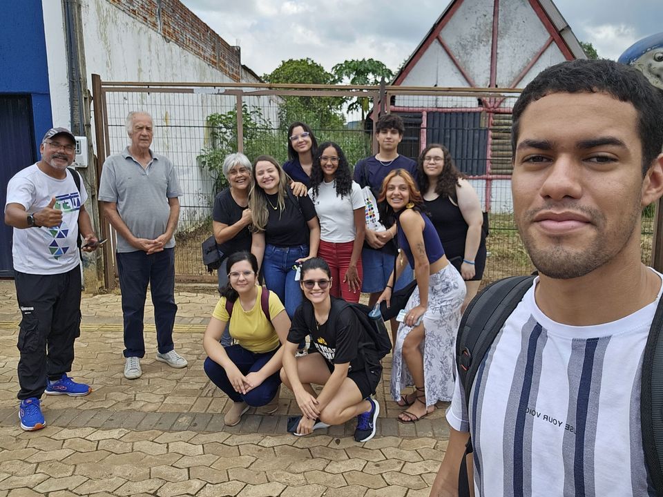 Alunos e alunas reunidos ao ar livre para a foto