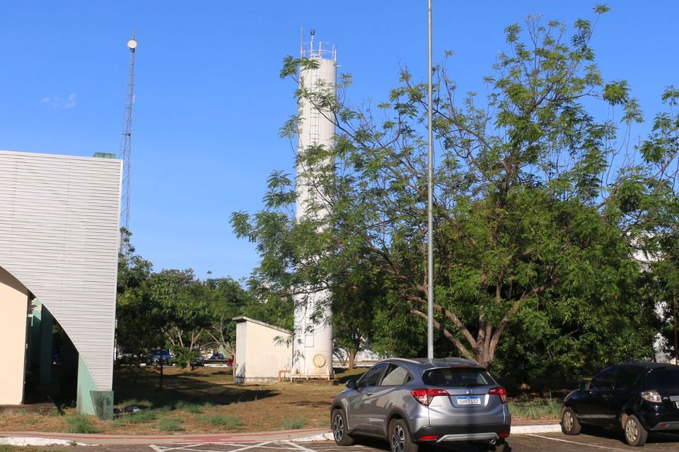 Foto de espaço aberto do Câmpus de Palmas, com destaque para caixa d'água ao centro da foto