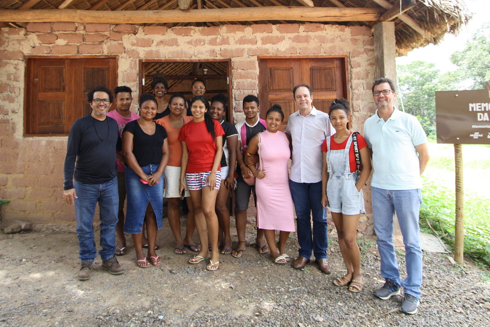 Reitor, pró-reitor e estudantes da comunidade quilombola Mumbuca, em Mateiros (Foto: Bianca Zanella/Sucom)