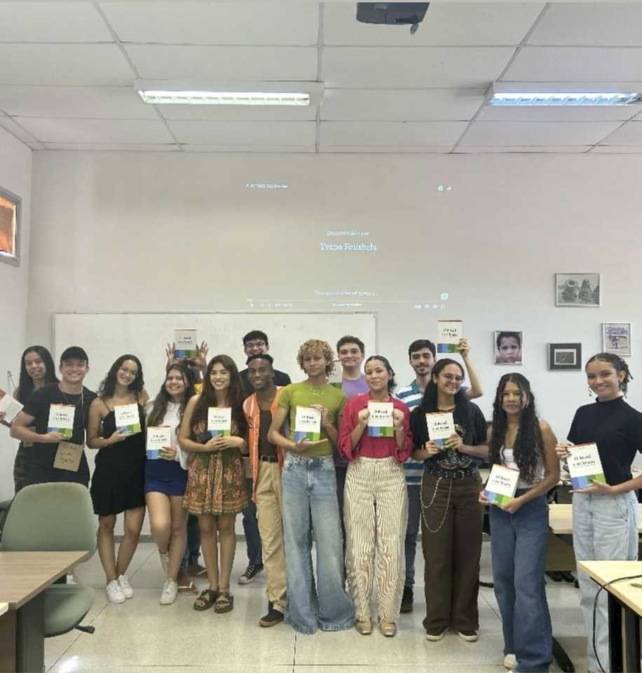 EdUFT presenteia calouros de Jornalismo com obra de professora homenageada