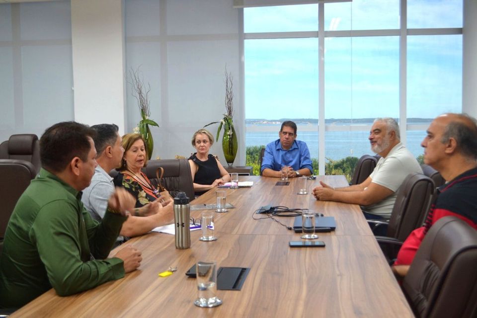 Pessoas reunidas em uma mesa conversando
