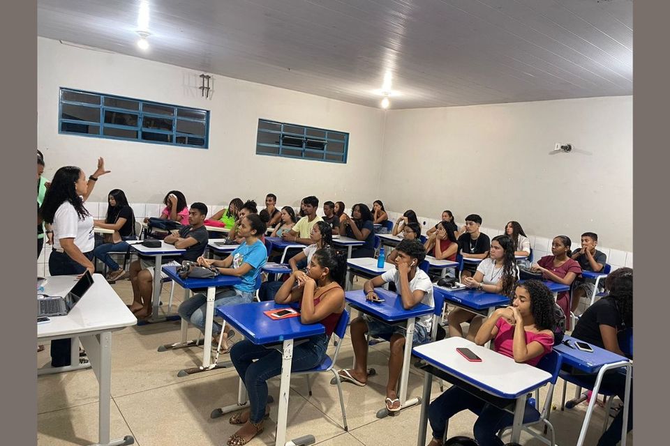 Sala de aula com professora e alunos